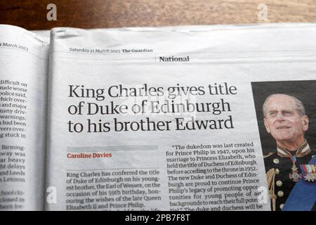 "King Charles verleiht seinem Bruder Edward den Titel Duke of Edinburgh." "Guardian", Titelzeile der Zeitung "Royals", Artikel 11. März 2023, London England UK. Stockfoto