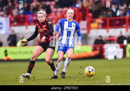 Crawley UK 12. März 2023 - Lauren Hemp von Manchester City (links) tritt beim Barclays Women's Super League-Spiel zwischen Brighton & Hove Albion und Manchester City um den Ball an : Credit Simon Dack /TPI/ Alamy Live News Stockfoto