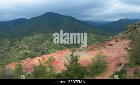 Verlassene Grube auf dem Alestos, Zypern, roter Boden reich an Metallerz Stockfoto