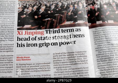 „XI Jingping dritte Amtszeit als Staatsoberhaupt stärkt seinen eisernen Griff an der Macht“ Schlagzeile der Zeitung Guardian China Artikel 11. März 2023 London England UK Stockfoto