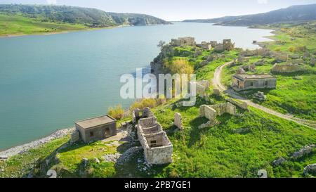 Ruinen eines verlassenen Dorfes im Stadtteil Paphos auf Zypern. Das Dorf Foinikas wurde 1974 aufgrund der türkischen Invasion verlassen Stockfoto