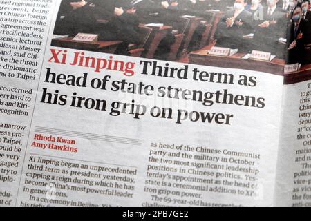 „XI Jingping dritte Amtszeit als Staatsoberhaupt stärkt seinen eisernen Griff an der Macht“ Schlagzeile der Zeitung Guardian China Artikel 11. März 2023 London England UK Stockfoto