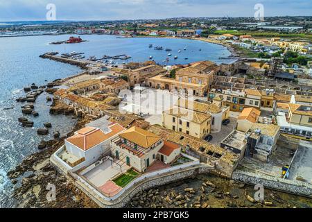 Das sizilianische Küstendorf Marzamemi aus der Vogelperspektive. Marzamemi, Provinz Syrakus, Sizilien, Italien, Europa Stockfoto