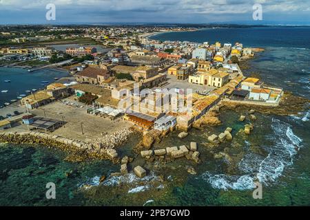 Das sizilianische Küstendorf Marzamemi aus der Vogelperspektive. Marzamemi, Provinz Syrakus, Sizilien, Italien, Europa Stockfoto