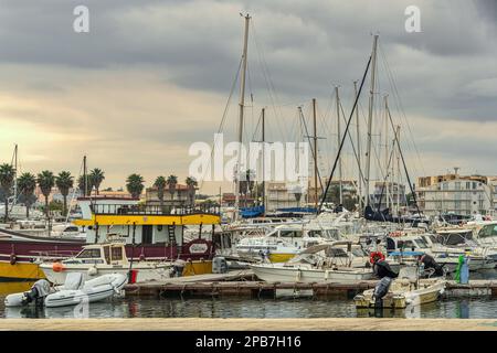 Touristenhafen mit Booten und Dingis, die an schwimmenden Docks im kleinen Fischerdorf Marzamemi festgemacht sind. Marzamemi, Provinz Syrakus, Sizilien, Italien Stockfoto