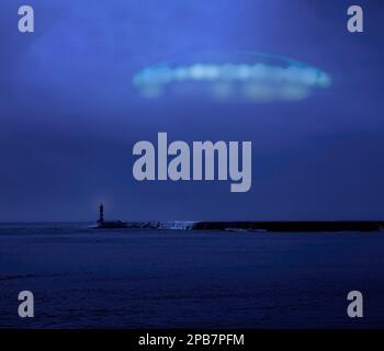 Ovni über der Flussmündung bei Dämmerung oder Nacht Stockfoto