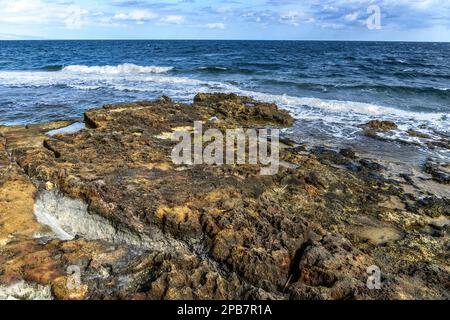 Das kristallklare Meer und die Wellen, die auf den Klippen des kleinen sizilianischen Dorfes Marzamemi krachen. Marzamemi, Provinz Syrakus, Sizilien, Italien, EU Stockfoto