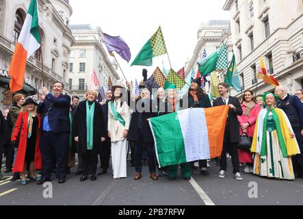 London, UK, März 12. 2023. Der Londoner Bürgermeister Sadiq Khan wurde von Cork Woman Catherina Casey als Grand Marshall begleitet, um die Parade beim jährlichen St. Patrick's Day Festival durch das Zentrum von London, Großbritannien, zu leiten. Kredit : Monica Wells/Alamy Live News Stockfoto