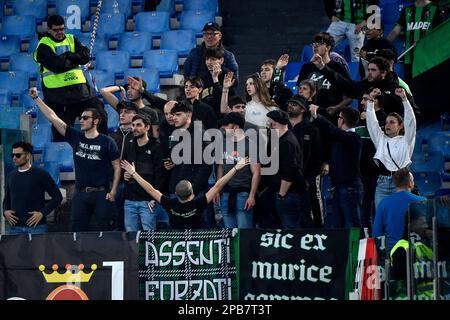 Rom, Italien. 12. März 2023. Sassuolo-Fans feuern beim Fußballspiel der Serie A zwischen AS Roma und US Sassuolo im Olimpico-Stadion in Rom (Italien) am 12. März 2023 an. Foto Andrea Staccioli/Insidefoto Credit: Insidefoto di andrea staccioli/Alamy Live News Stockfoto
