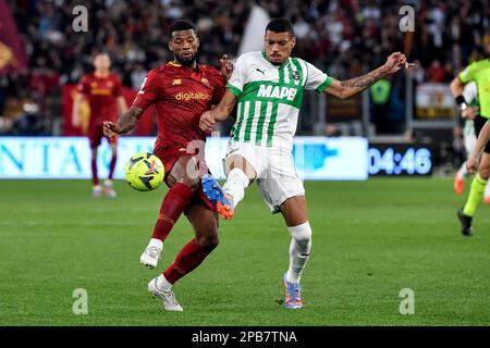 Rom, Italien. 12. März 2023. Georginio Wijnaldum von AS Roma und Ruan Tressoldi von US Sassuolo treten während des Fußballspiels Serie A zwischen AS Roma und US Sassuolo im Olimpico-Stadion in Rom (Italien) am 12. März 2023 um den Ball an. Foto Andrea Staccioli/Insidefoto Credit: Insidefoto di andrea staccioli/Alamy Live News Stockfoto