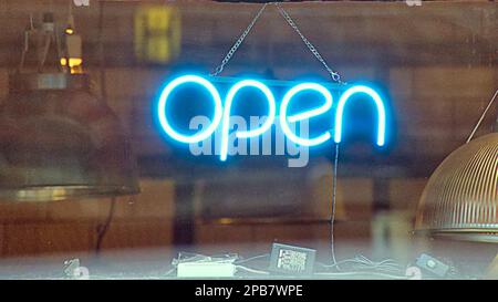 Das Neonlicht-Schild öffnen Stockfoto