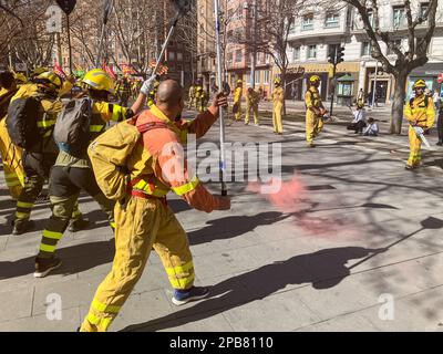 Sarga-Waldfeuerwehrleute protestieren erneut gegen die prekären Arbeitsbedingungen, Saragossa, Aragon, Spanien Stockfoto