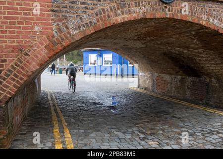 Alte Backsteinbrücke am Eingang zum Folkestone Fischmarkt, Kent, Großbritannien Stockfoto