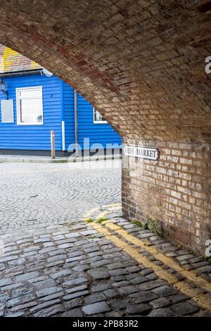 Folkestone, Kent, UK Alte Backsteinbahn über dem Kai, für ehemalige Bootszüge zum Kontinent. Stockfoto