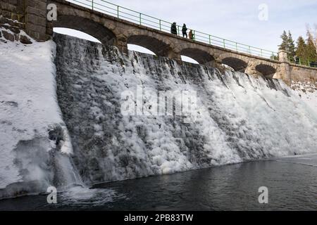 Łomnica-Staudamm, Karpacz, Karkonosze-Gebirge (Riesengebirge), Sudeten-Gebirge, Niederschlesien, Polen, Februar 2023 Stockfoto