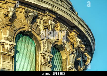 Architektonische Details im Liberty-Stil, typisch für die Stadt, die nach dem Erdbeben wieder aufgebaut wurde. Messina, Sizilien, Italien, Europa Stockfoto