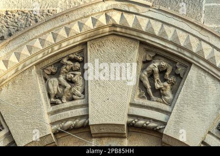 Architektonische Details im Liberty-Stil, typisch für die Stadt, die nach dem Erdbeben wieder aufgebaut wurde. Messina, Sizilien, Italien, Europa Stockfoto