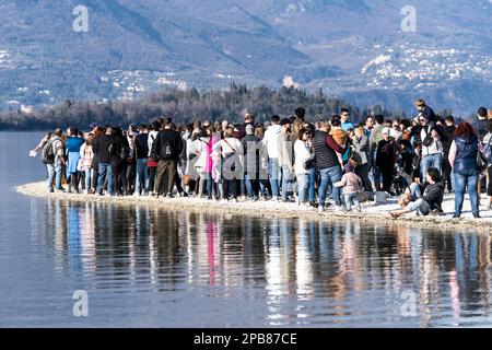 12. März 2023: Manerba del Garda, Brescia, Italien 12. März, Dürre in norditalien Menschen gehen von Punta Belvedere nach Isola dei Conigli in einem Teil des Gardasees, der aufgrund der schweren Dürre ungewöhnlich trocken ist (Bild: © Matteo Biatta/ZUMA Press Wire) REDAKTIONELLE VERWENDUNG! Nicht für den kommerziellen GEBRAUCH! Stockfoto