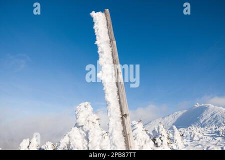 Berg Śnieżka, Karpacz, Karkonosze (Riesengebirge), Sudeten, Niederschlesien, Polen, Februar 2023 Stockfoto