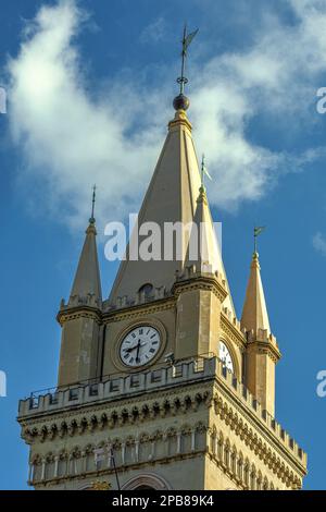 Die Uhren auf dem Glockenturm der Kathedrale von Messina mit den Kirchen und dem belvedere des Turms. Messina, Sizilien, Italien, Europa Stockfoto