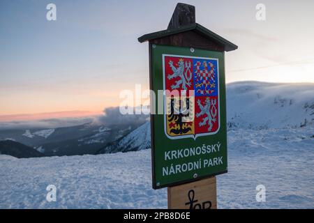 Polnisch-tschechische Grenze, Berg Śnieżka, Karpacz, Karkonosze (Riesengebirge), Sudetengebirge, Niederschlesien, Polen, Februar 2023 Stockfoto