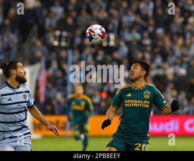 Kansas City, USA. 16. November 2022. Los Angeles Galaxy MEMO Rodríguez (20, rechts) und Sporting Kansas City Mittelfeldspieler Graham Zusi (8) beobachten den Ball Drop. Sporting KC war Gastgeber der LA Galaxy bei einem Major League-Fußballspiel am 11. März 2023 im Children's Mercy Park Stadium in Kansas City, KS, USA. Foto: Tim Vizer/Sipa USA Kredit: SIPA USA/Alamy Live News Stockfoto