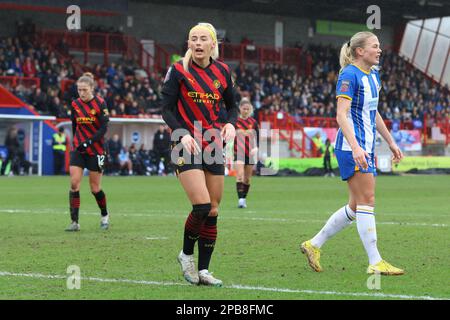 Crawley, Großbritannien. 12. März 2023. Crawley, England, März 12. 2023: Chloe Kelly (man City, 11) und Guro Bergsvand (BRI, 5) beim Barclays FA Women's Super League-Fußballspiel zwischen Brighton und Manchester City im Broadfield Stadium in Crawley, England. (Bettina Weissensteiner/SPP) Kredit: SPP Sport Press Photo. Alamy Live News Stockfoto