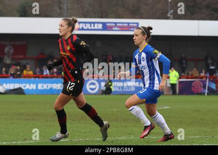 Crawley, Großbritannien. 12. März 2023. Crawley, England, März 12. 2023: Die Teamkollegen aus Schweden Julia Zigiotti (BRI, 10) und Filippa Angeldahl (MANNSTADT, 12) beim Fußballspiel Barclays FA Women's Super League zwischen Brighton und Manchester City im Broadfield Stadium in Crawley, England. (Bettina Weissensteiner/SPP) Kredit: SPP Sport Press Photo. Alamy Live News Stockfoto