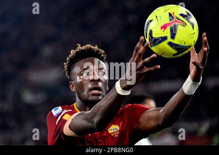 Rom, Italien. 12. März 2023. Tammy Abraham von AS Roma fängt den Ball beim Fußballspiel Serie A zwischen AS Roma und US Sassuolo im Olimpico-Stadion in Rom (Italien) am 12. März 2023. Foto Andrea Staccioli/Insidefoto Credit: Insidefoto di andrea staccioli/Alamy Live News Stockfoto