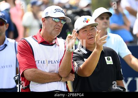 Ponte Vedra, Usa. 12. März 2023. Sungjae im spricht mit seinem Caddie während der letzten Runde des Wettbewerbs bei der Players Championship Sawgrass in Ponte Vedra, Florida, am Sonntag, den 12. März 2023. Foto: Joe Marino/UPI Credit: UPI/Alamy Live News Stockfoto