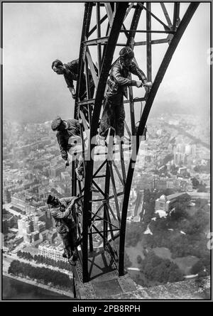 1920er Jahre Eiffelturm Wartung 'Réfection de la peinture de la Tour Eiffel. Ummalung des Eiffelturms 1924. Der Eiffelturm Paris Frankreich Datum 27. August 1924 Aufnahme auf fotografischer Glasplatte Paris Frankreich Stockfoto