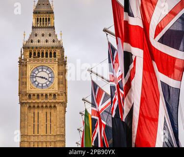 London, Großbritannien. 12. März 2023. Die Flaggen der Commonwealth-Nationen fliegen auf dem Parlamentsplatz zur Vorbereitung des Commonwealth Day morgen, dem 13. März, und dem Commonwealth Service in der nahen Westminster Abbey. Kredit: Imageplotter/Alamy Live News Stockfoto