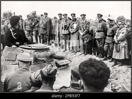 POLENS NATIONALSOZIALISTISCHE INVASION Adolf Hitlers Besuch beim 19. Gepanzerten Korps von General Heinz Guderian zu Beginn des Zweiten Weltkriegs führte Guderian ein gepanzertes Korps bei der Invasion Polens an. Truppenparade. Hitler (4. von rechts) beobachtet einen vorbeifahrenden Panzer-Panzer-Commander in seinem Panzer I. Ebenfalls sichtbar: General Heinz Guderian (5. von rechts) und Heinrich Himmler (7. von rechts) bildeten die Menschen Heinz Guderian, Heinrich Himmler, Adolf Hitler Field Marshall Wilhelm Keitel Datum September 1939 Stockfoto