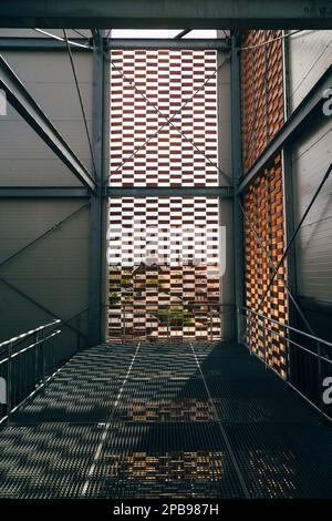 Feuertreppe außen für die Evakuierung im Einkaufszentrum Stockfoto