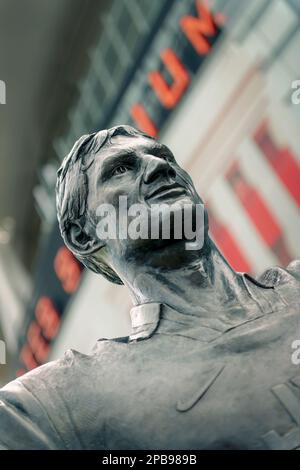 Die Statue des ehemaligen Arsenal und England Captain, Tony Adams MBE, vor dem Emirates Stadium in Islington, London. Der Mittelsmann Adams hat seinen Anteil ausgegeben Stockfoto