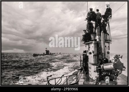 WW1 Deutsche U-Boote der kaiserlichen Marine U-Boote U 52 und U 35 treffen sich an der Oberfläche des Mittelmeers erster Weltkrieg WW1 erster Weltkrieg U-Boot-Kriegsführung 1917 erster Weltkrieg der große Krieg Stockfoto
