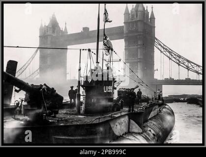 WW1 eingefangenes/übergebenes U-Boot U-Boot 155 German Imperial Navy in London ausgestellt auf der Tower Bridge World war I 1. Weltkrieg 1918. Erster Weltkrieg. Marinekrieg. 1918. Übergabe/Auslieferung der kaiserlichen Flotte an die Briten: Erstes deutsches U-Boot vor der London Tower Bridge. England, London, 1918. Stockfoto