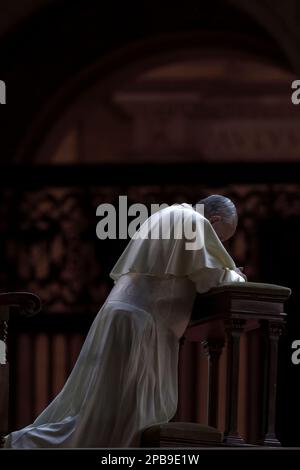 Vatikanstadt, Vatikan 7. September 2013. Papst Franziskus betet Nachtwache auf dem Petersplatz. Papst hat einen globalen Tag des Fastens und des Gebets für Peak gefordert Stockfoto