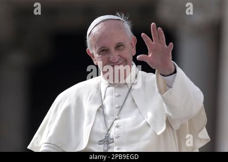 Vatikanstadt, Vatikan, 30. Oktober 2013. Papst Franziskus kommt zu seinem wöchentlichen Hauptpublikum in St. Peters Platz Stockfoto