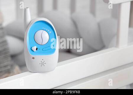 Babyfon auf dem Kinderbett im Schlafzimmer, Nahaufnahme Stockfoto