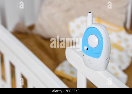 Babyfon auf Kinderbett im Kinderzimmer, Nahaufnahme Stockfoto