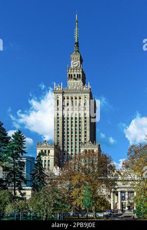 Warschau. Blick auf den Kultur- und Wissenschaftspalast, das Zentrum von Warschau. Im Hintergrund die hohen Gebäude der Innenstadt von Warschau. Stockfoto