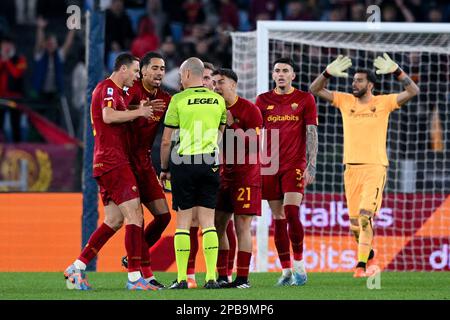 Rom, Italien. 12. März 2023. Spieler VON AS Roma protestieren mit dem Schiedsrichter während des Spiels der Serie A zwischen Roma und Sassuolo am 12. März 2023 im Stadio Olimpico, Rom, Italien. Kredit: Giuseppe Maffia/Alamy Live News Stockfoto