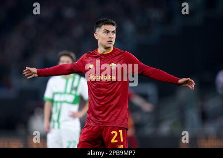 Rom, Italien. 12. März 2023. Paulo Dybala von AS Roma Gesten beim Spiel der Serie A zwischen Roma und Sassuolo am 12. März 2023 im Stadio Olimpico, Rom, Italien. Kredit: Giuseppe Maffia/Alamy Live News Stockfoto