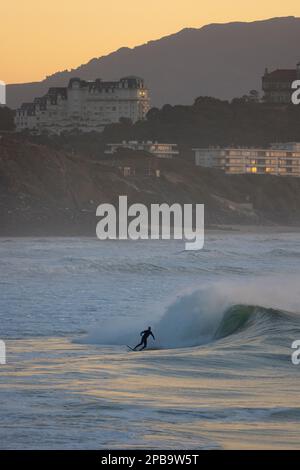 Surfer bei Sonnenuntergang auf dem Côte des Basques - Biarritz, Frankreich Stockfoto