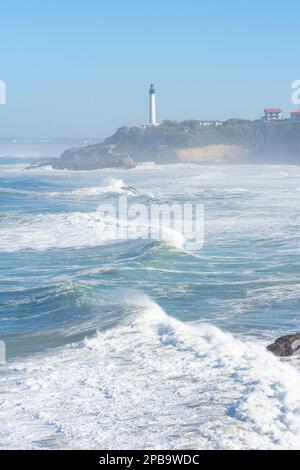 Über die Wellen nach Phare de Biarritz - Biarritz, Frankreich Stockfoto