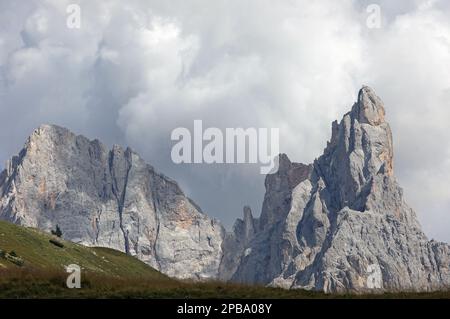 Wolken bedecken den Gipfel der Dolomiten namens CIMON DELLA PALA in Norditalien Stockfoto