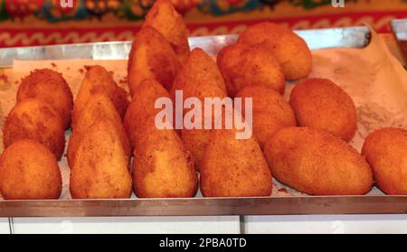 Arancini sind typische Gerichte aus Süditalien, die mit gebratenen Reisfleischbällchen zubereitet werden Stockfoto