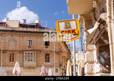 BIRQU, MALTA - 11. SEPTEMBER 2017: Cisk Beer Brand Signage in den Straßen von Birqu, Malta, im September 2017. Stockfoto