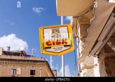 BIRQU, MALTA - 11. SEPTEMBER 2017: Cisk Beer Brand Signage in den Straßen von Birqu, Malta, im September 2017. Stockfoto